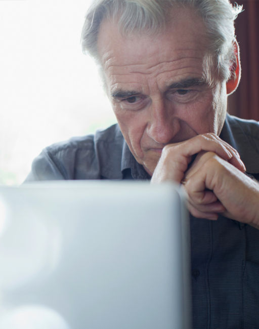 senior-man-laptop-512x650