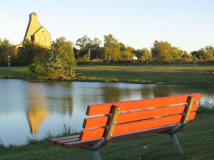 Red_Bench_-_Flickr_-_Bistrosavage_300px